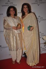 Dimple Kapadia, Twinkle Khanna at Abu Jani and Sandeep Khosla_s 25th year bash in Grand Hyatt, Mumbai on 8th Nov 2011 (131).JPG
